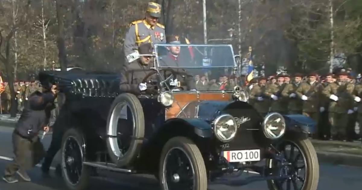 Lerobbant a parádén a száz éves Romániát szimbolizáló autó Lerobbant a parádén a száz éves Romániát szimbolizáló autó
